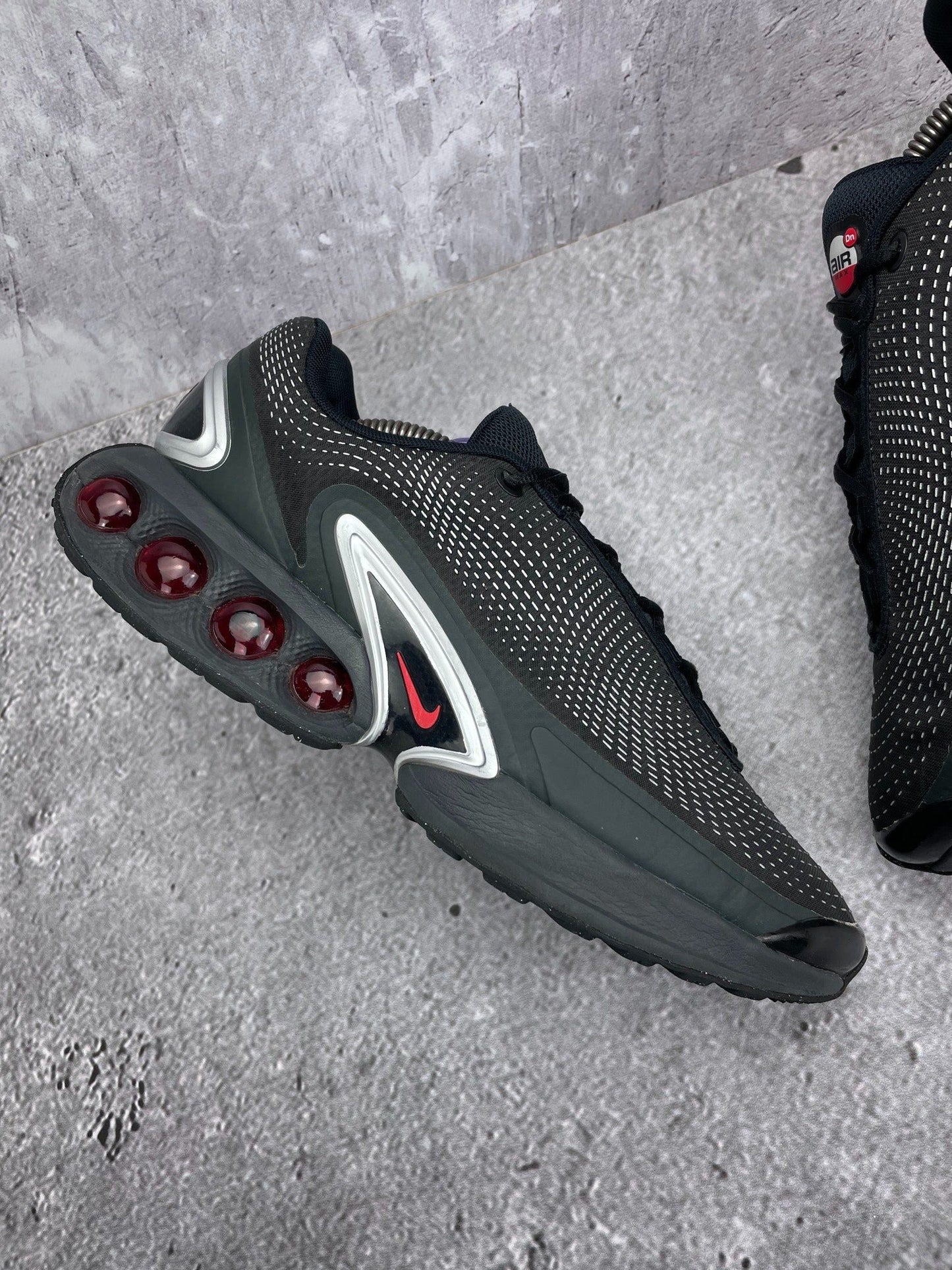 Nike Air Max Dn — buty sportowe męskie w bardzo dobrym stanie rozmiar 45, zewnętrzny panel prawego buta