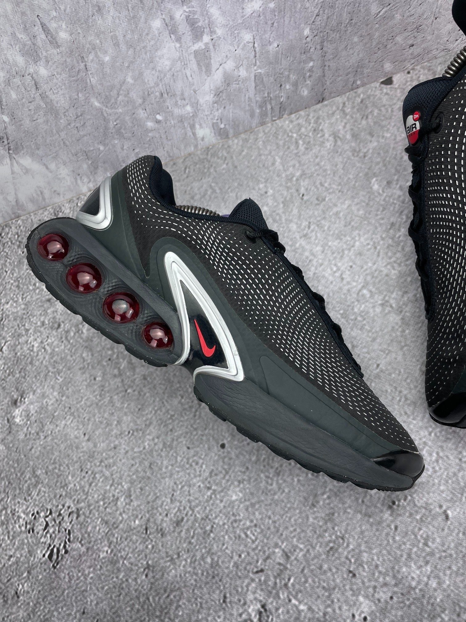 Nike Air Max Dn — buty sportowe męskie w bardzo dobrym stanie rozmiar 45, zewnętrzny panel prawego buta