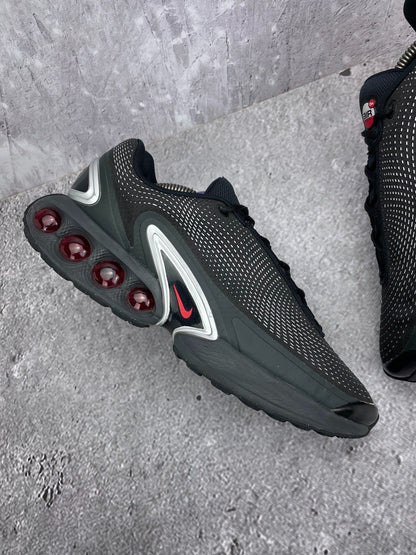 Nike Air Max Dn — buty sportowe męskie w bardzo dobrym stanie rozmiar 45, zewnętrzny panel prawego buta