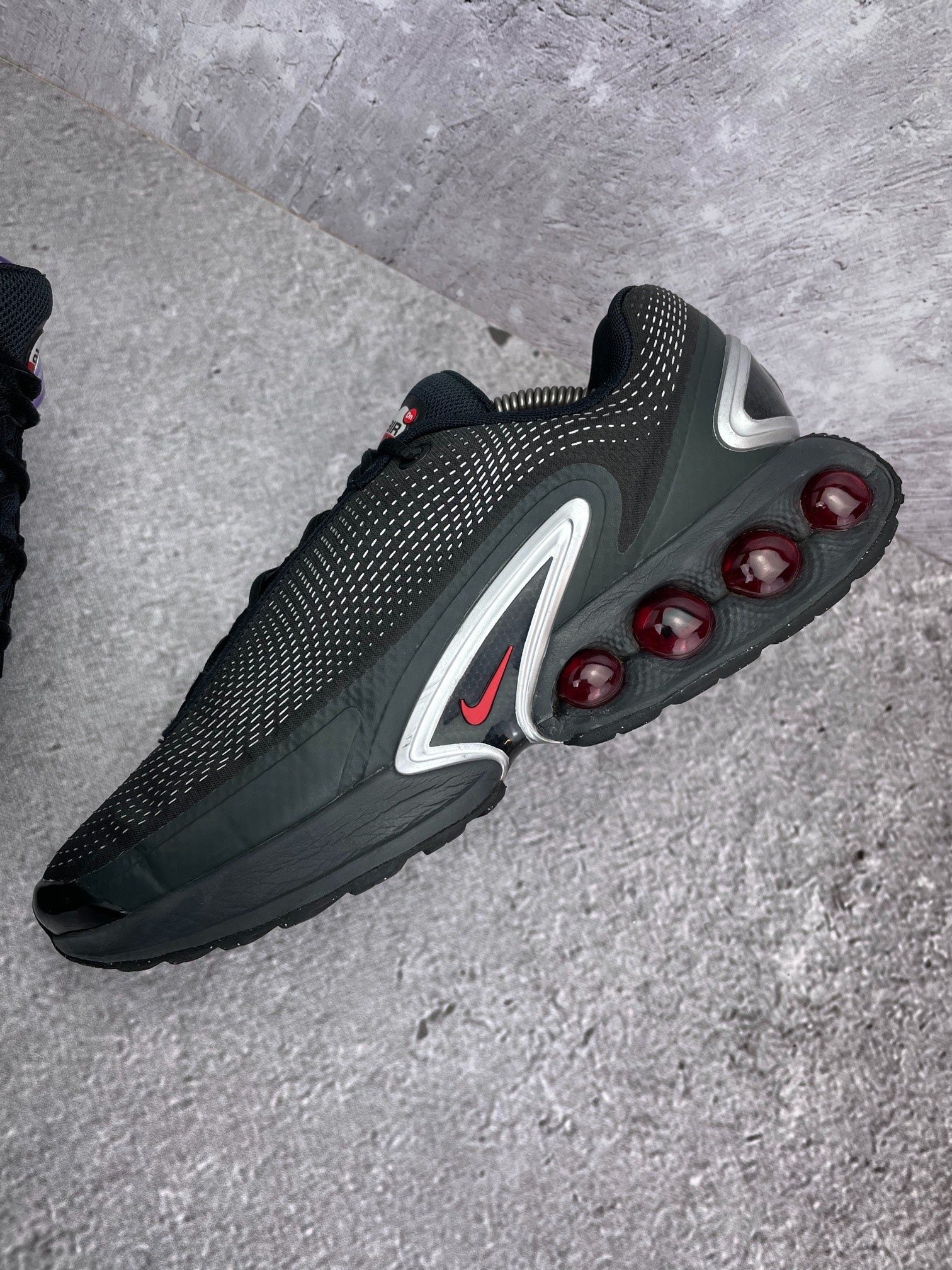 Nike Air Max Dn — buty sportowe męskie w bardzo dobrym stanie rozmiar 45, zewnętrzny panel lewego buta