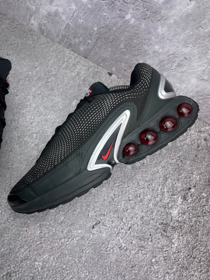 Nike Air Max Dn — buty sportowe męskie w bardzo dobrym stanie rozmiar 45, zewnętrzny panel lewego buta