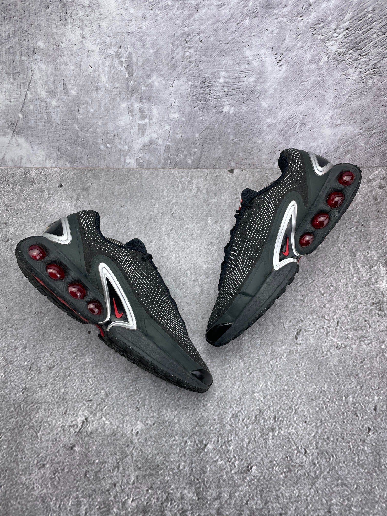 Nike Air Max Dn — buty sportowe męskie w bardzo dobrym stanie rozmiar 45, widok z góry na wewnętrzną stronę butów