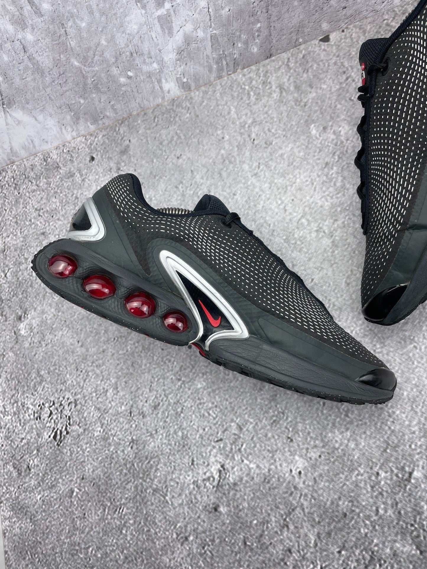 Nike Air Max Dn — buty sportowe męskie w bardzo dobrym stanie rozmiar 45, wewnętrzny panel lewego buta