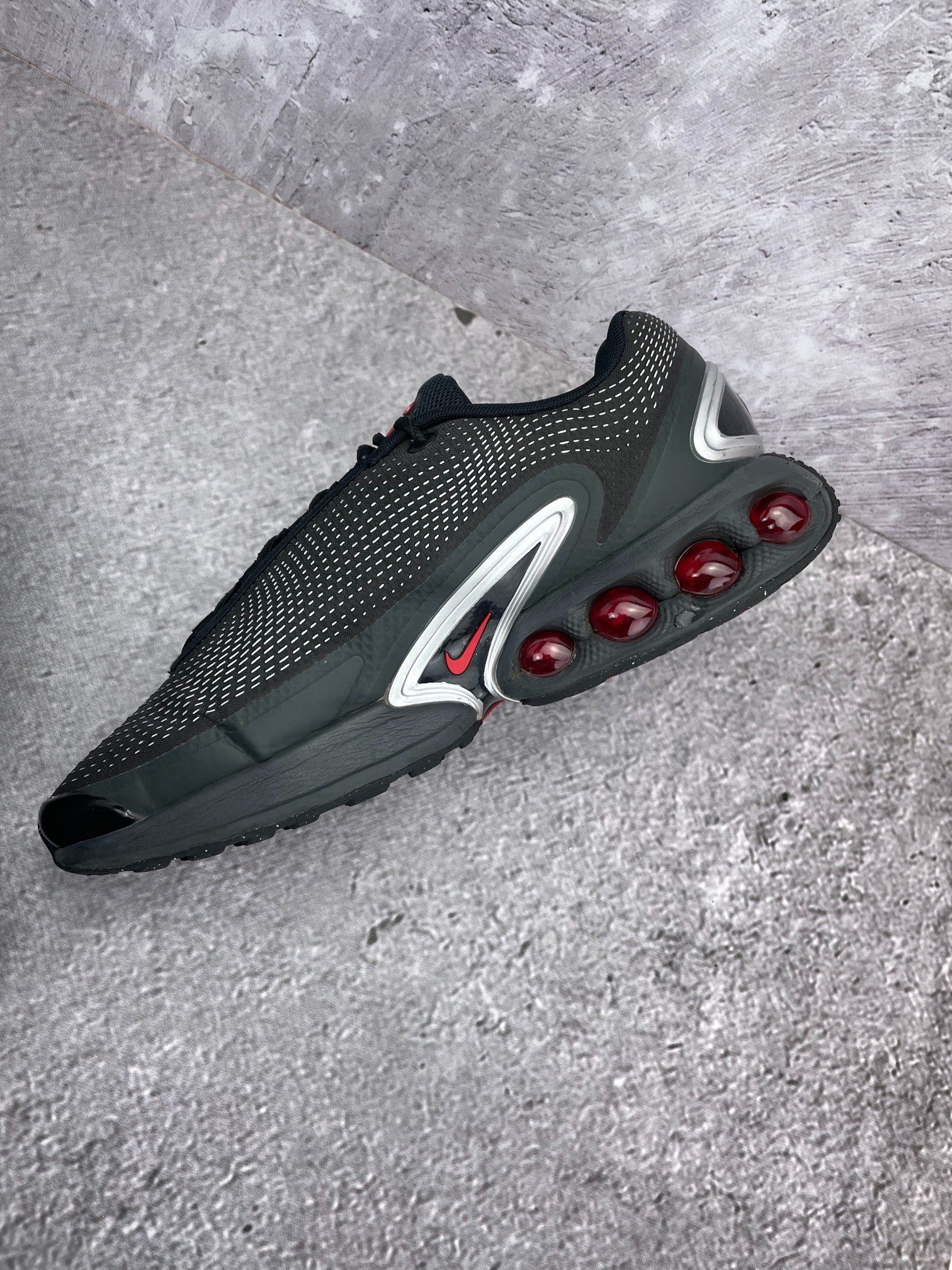 Nike Air Max Dn — buty sportowe męskie w bardzo dobrym stanie rozmiar 45, wewnętrzny panel prawego buta