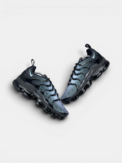 Nike Air VaporMax Plus Aluminum — buty sportowe męskie w bardzo dobrym stanie rozmiar 44.5, widok z góry na zewnętrzną stronę butów