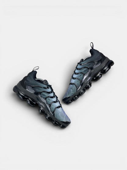 Nike Air VaporMax Plus Aluminum — buty sportowe męskie w bardzo dobrym stanie rozmiar 44.5, zewnętrzny panel prawego buta