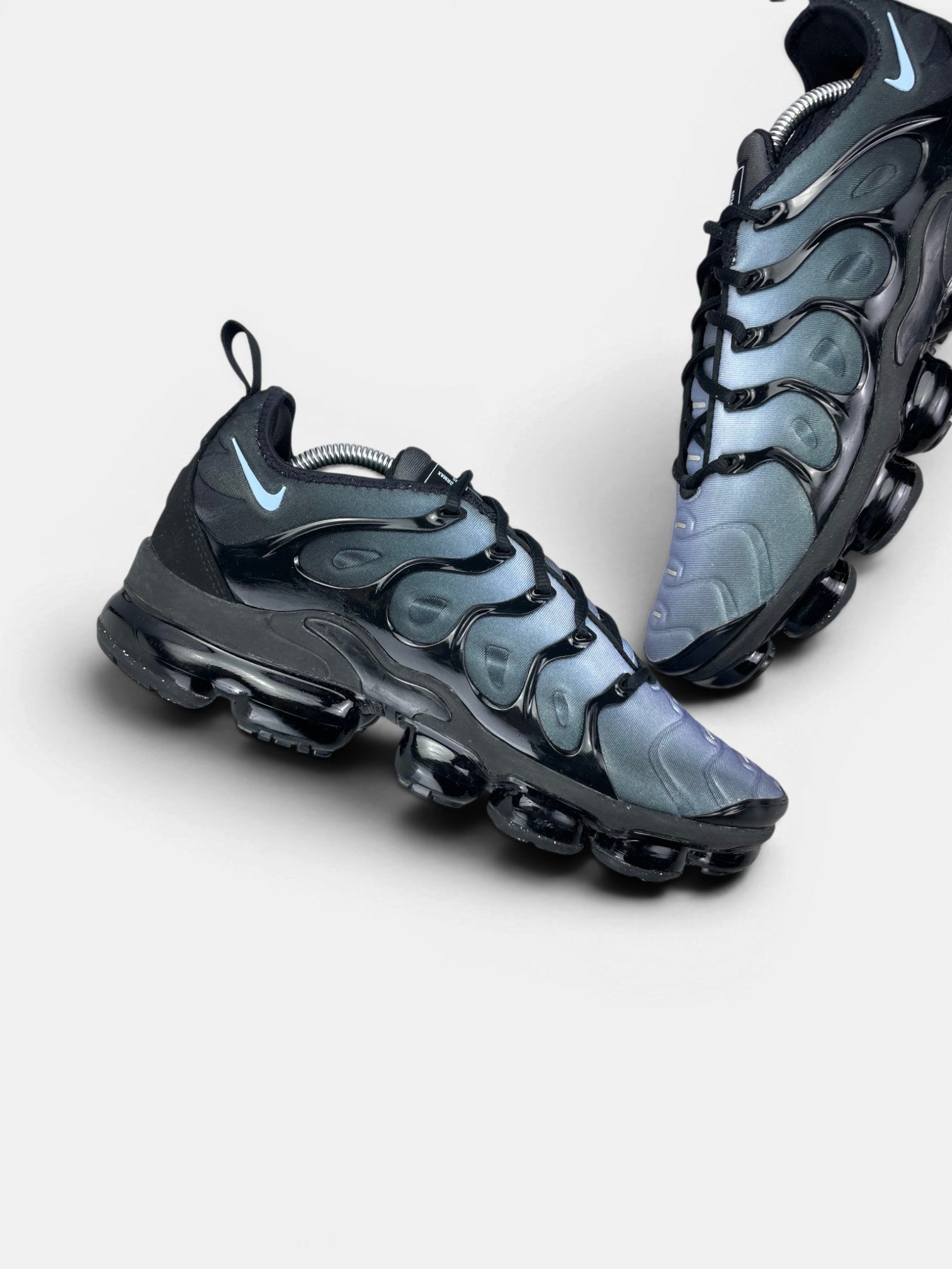 Nike Air VaporMax Plus Aluminum — buty sportowe męskie w bardzo dobrym stanie rozmiar 44.5, zewnętrzny panel lewego buta