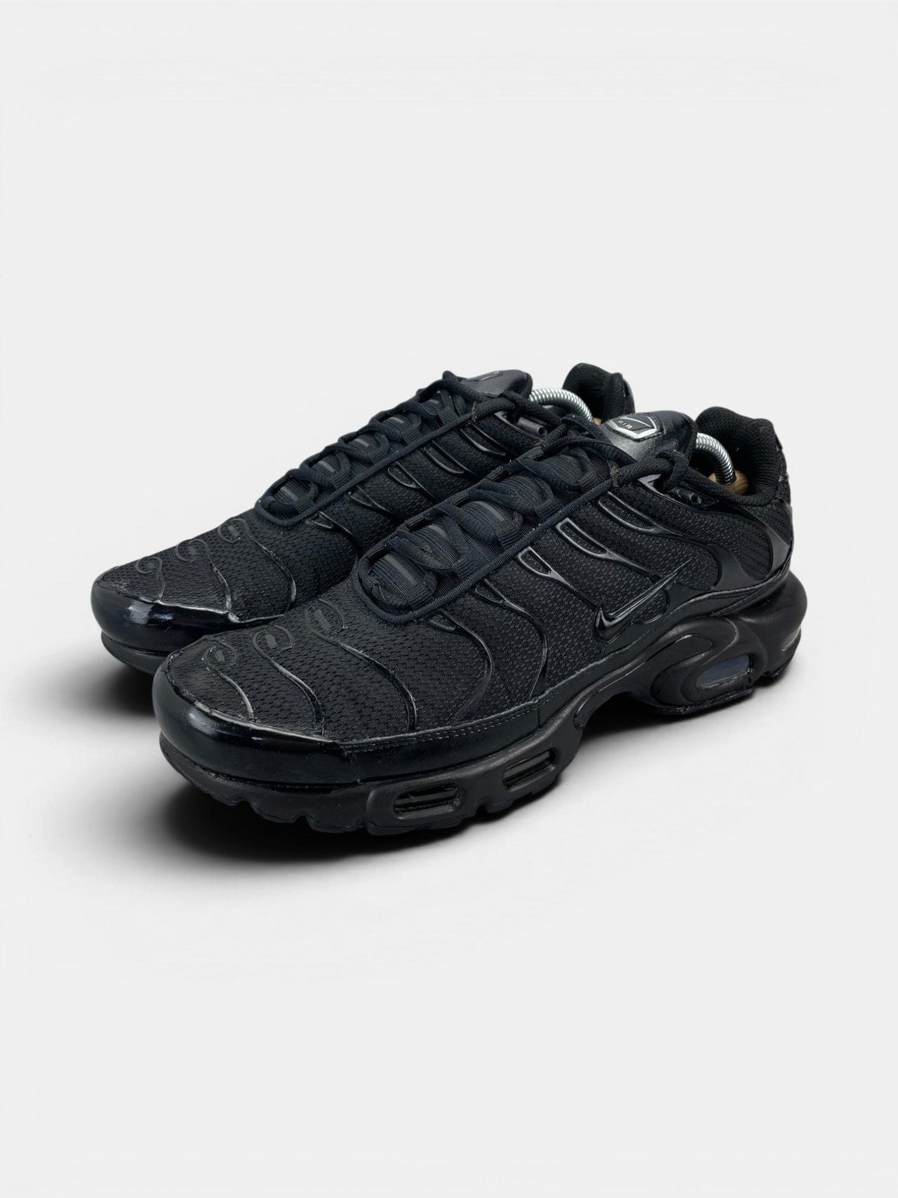 Nike Air Max Plus Triple Black — buty sportowe męskie w dobrym stanie rozmiar 44.5, widok z boku