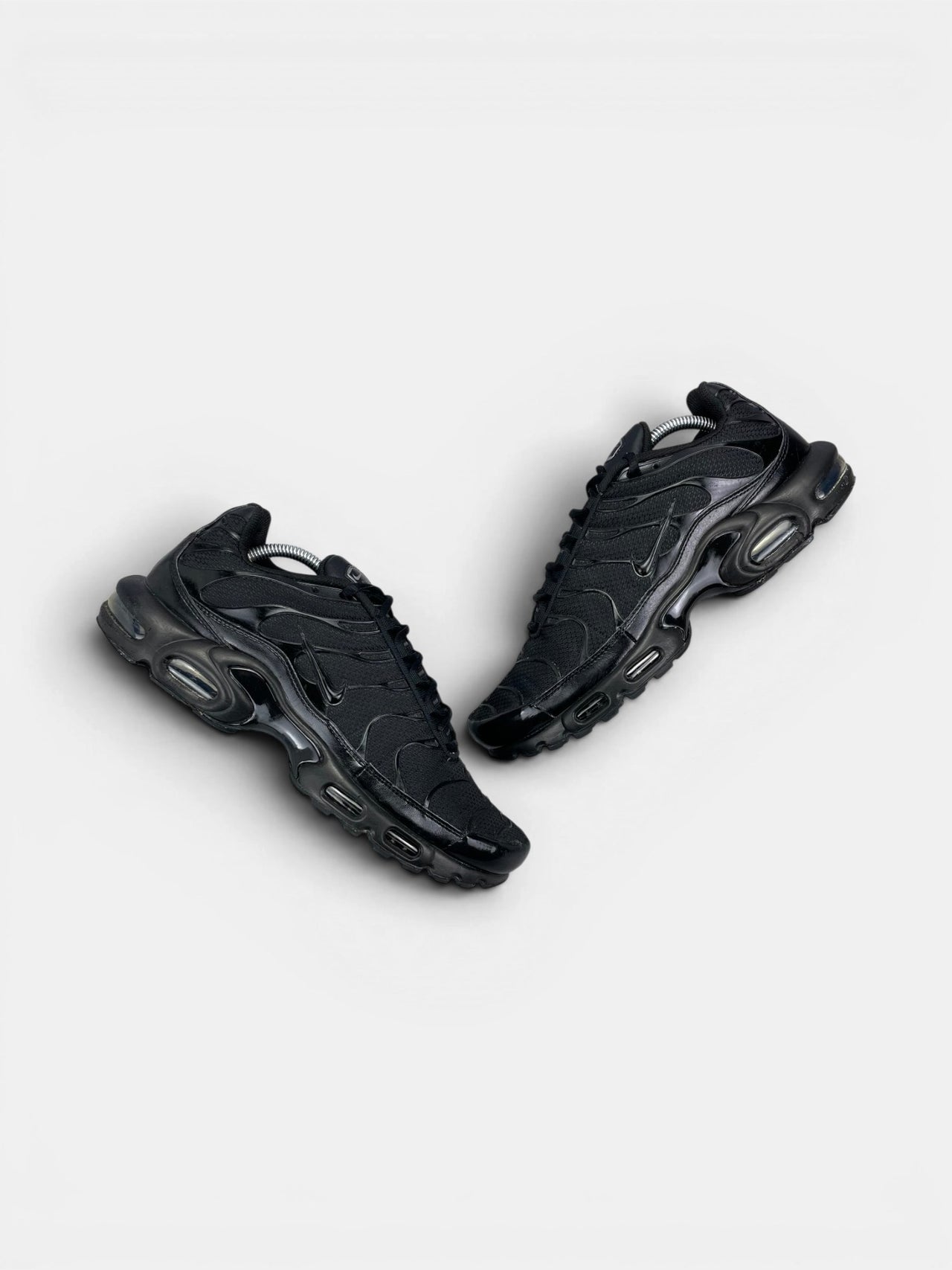 Nike Air Max Plus Triple Black — buty sportowe męskie w dobrym stanie rozmiar 44.5, widok z góry na zewnętrzną stronę butów