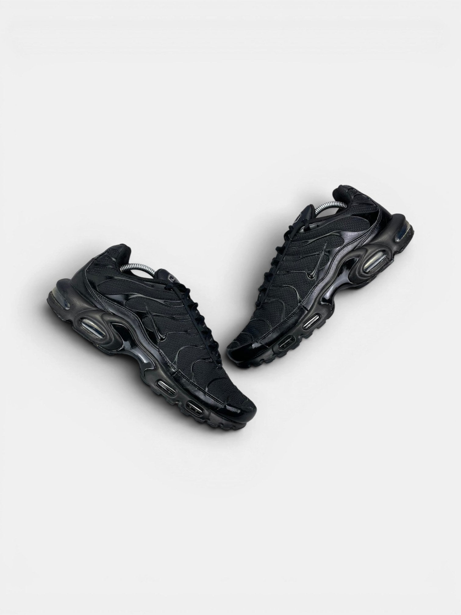 Nike Air Max Plus Triple Black — buty sportowe męskie w dobrym stanie rozmiar 44.5, widok z góry na zewnętrzną stronę butów