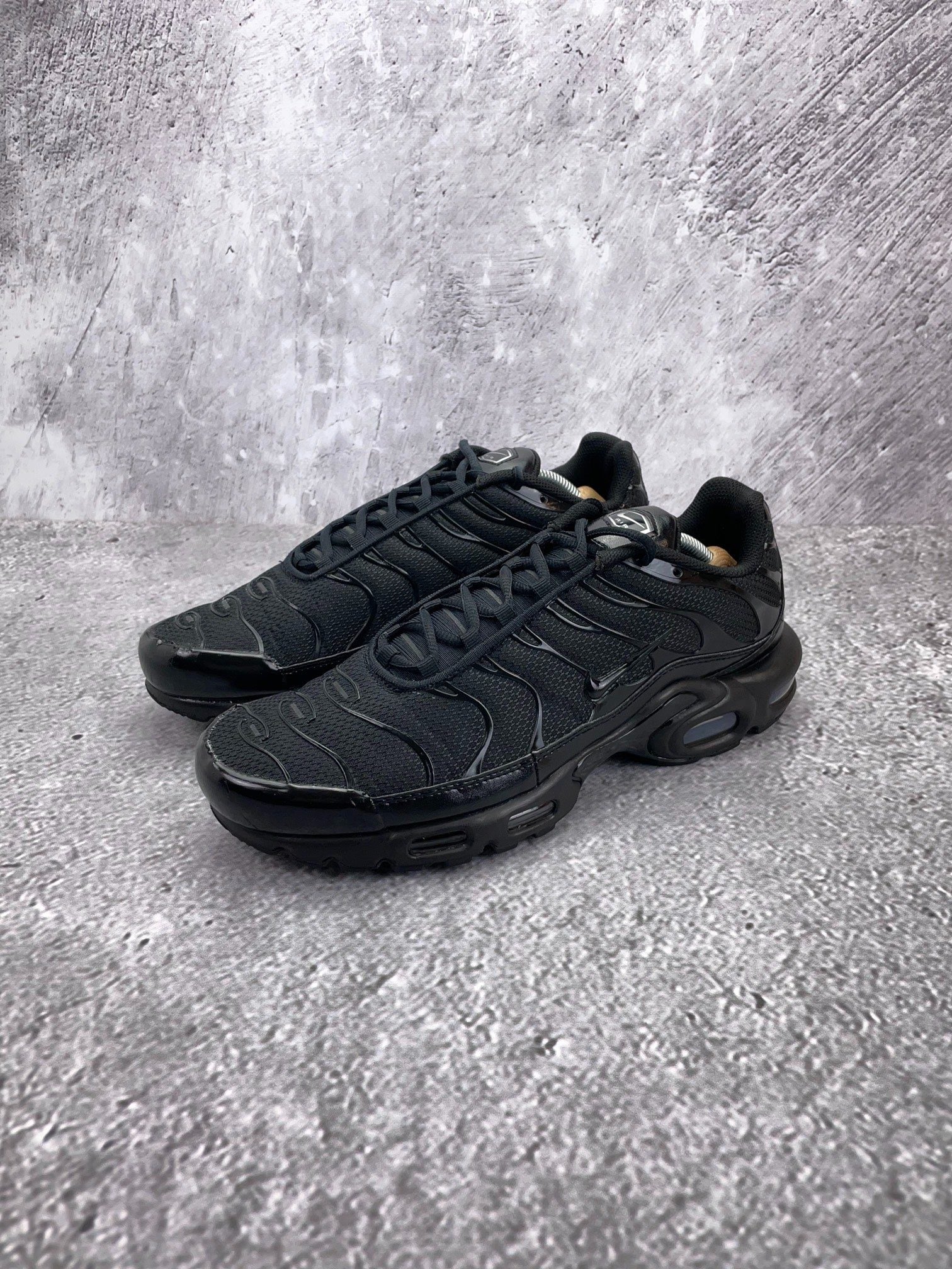 Nike Air Max Plus Triple Black — buty sportowe męskie w bardzo dobrym stanie rozmiar 45.5, widok z boku
