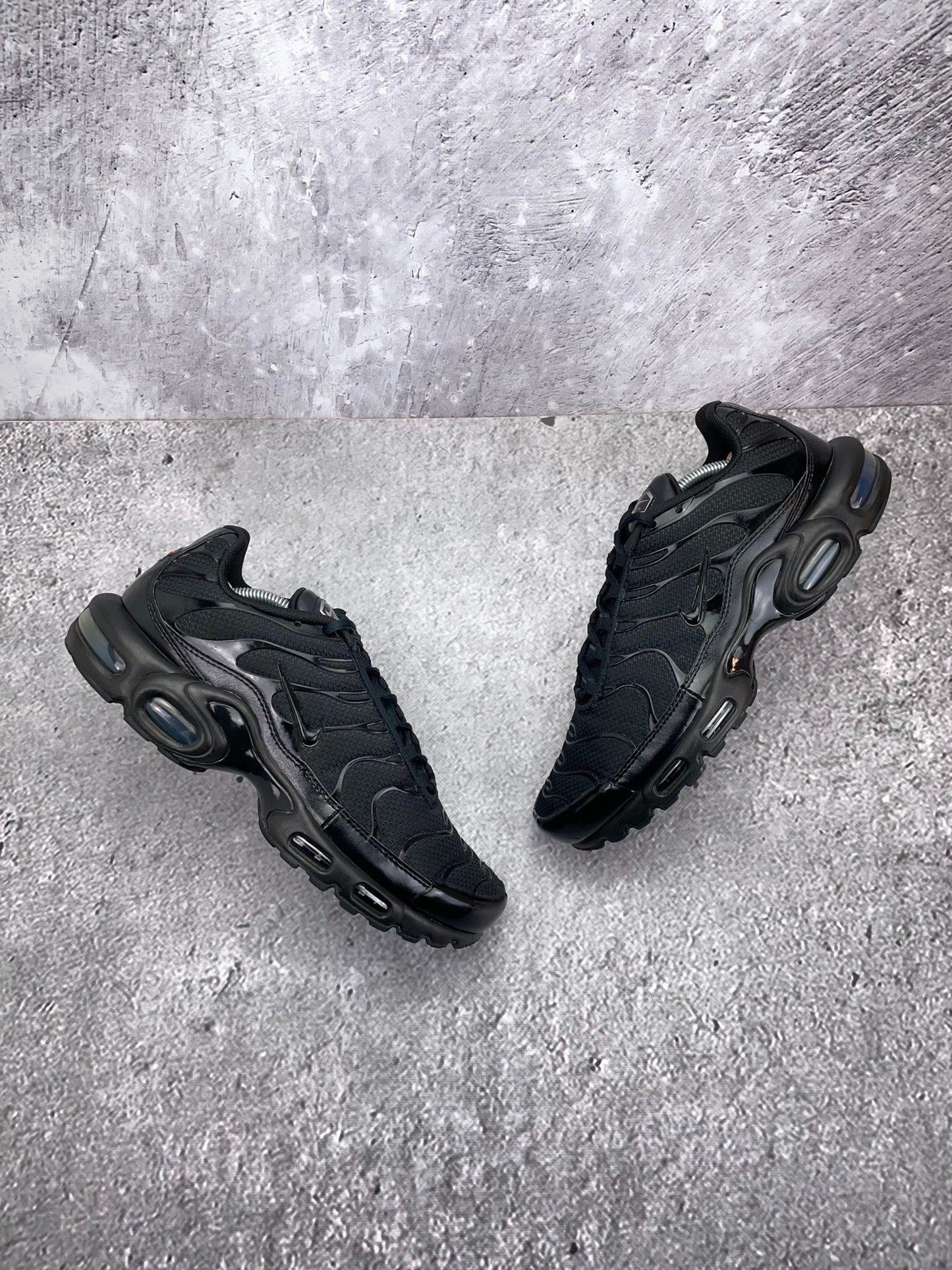 Nike Air Max Plus Triple Black — buty sportowe męskie w bardzo dobrym stanie rozmiar 45.5, zewnętrzny panel prawego buta