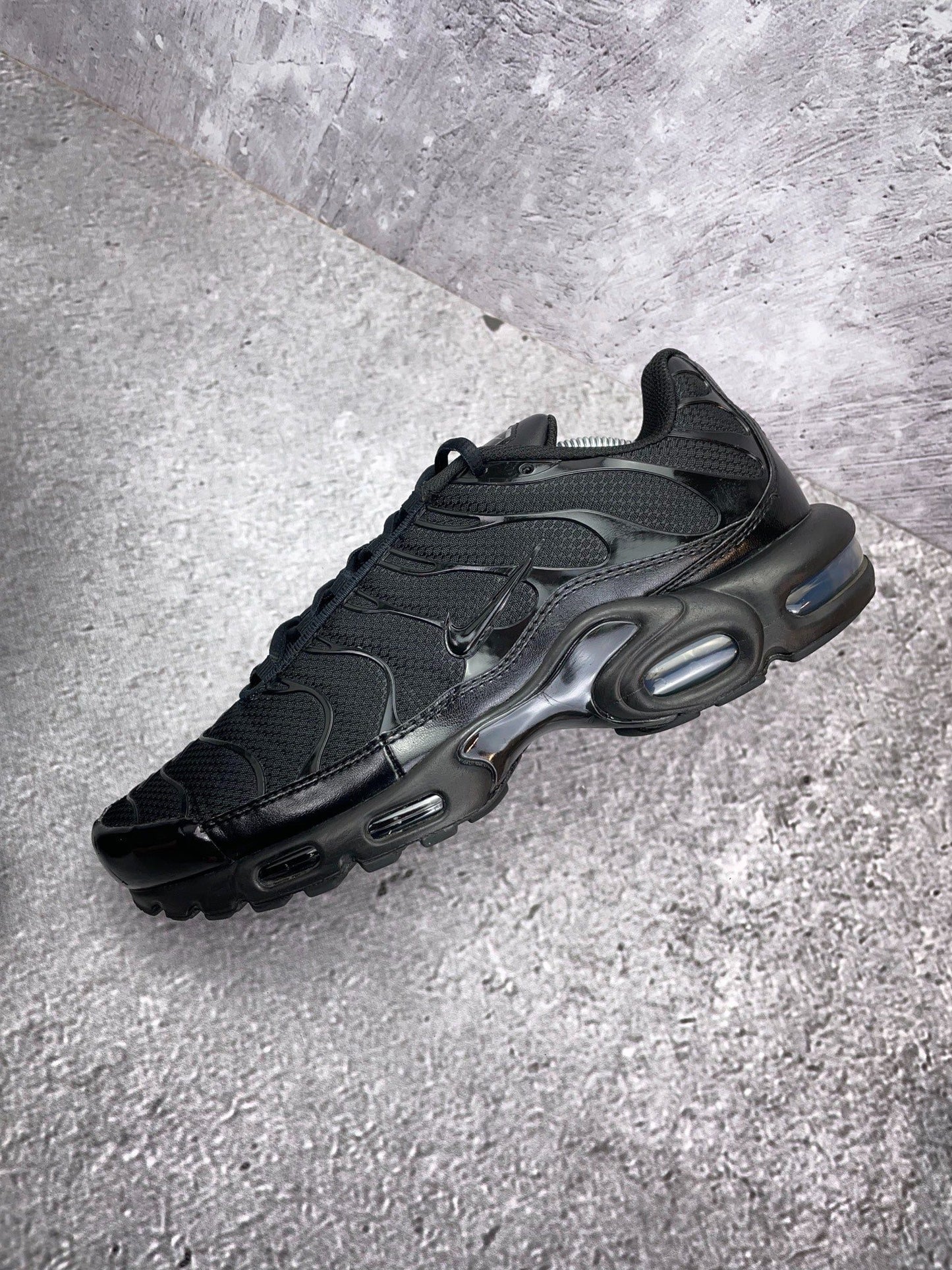 Nike Air Max Plus Triple Black — buty sportowe męskie w bardzo dobrym stanie rozmiar 45.5, widok z góry na wewnętrzną stronę butów