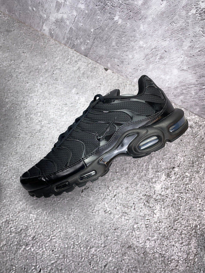 Nike Air Max Plus Triple Black — buty sportowe męskie w bardzo dobrym stanie rozmiar 45.5, widok z góry na wewnętrzną stronę butów