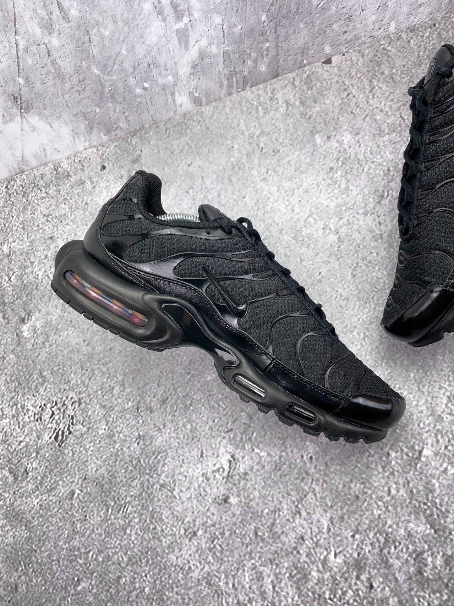Nike Air Max Plus Triple Black — buty sportowe męskie w bardzo dobrym stanie rozmiar 45.5, wewnętrzny panel prawego buta
