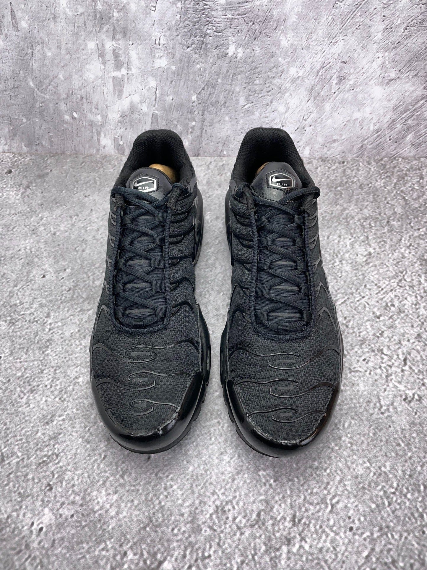 Nike Air Max Plus Triple Black — buty sportowe męskie w bardzo dobrym stanie rozmiar 45.5, widok z tyłu