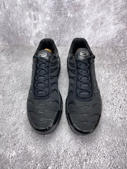 Nike Air Max Plus Triple Black — buty sportowe męskie w bardzo dobrym stanie rozmiar 45.5, widok z tyłu