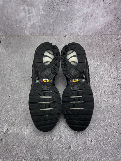 Nike Air Max Plus Triple Black — buty sportowe męskie w bardzo dobrym stanie rozmiar 45.5, zapiętki butów