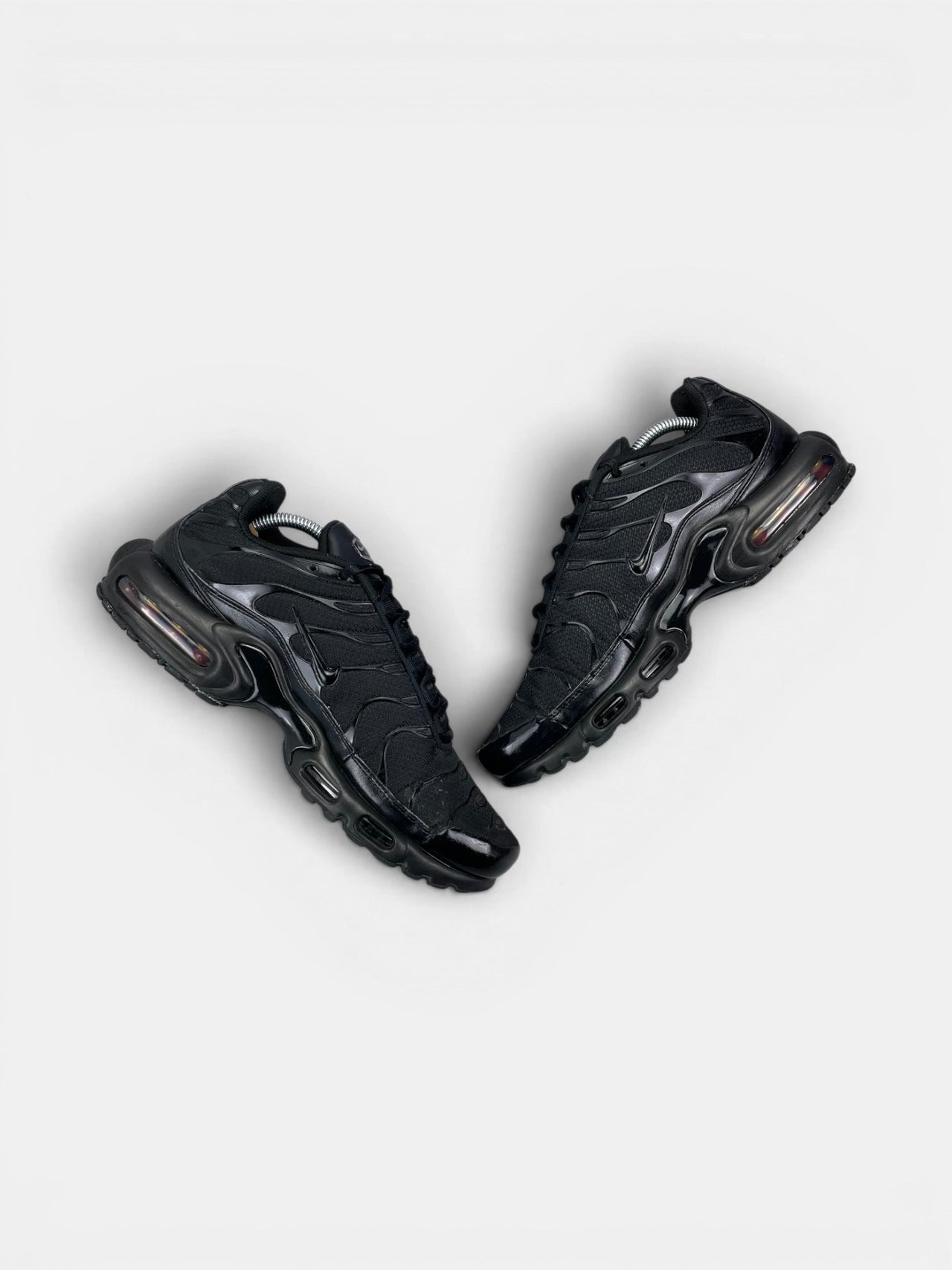 Nike Air Max Plus Triple Black — buty sportowe męskie w dobrym stanie rozmiar 44.5, zewnętrzny panel prawego buta