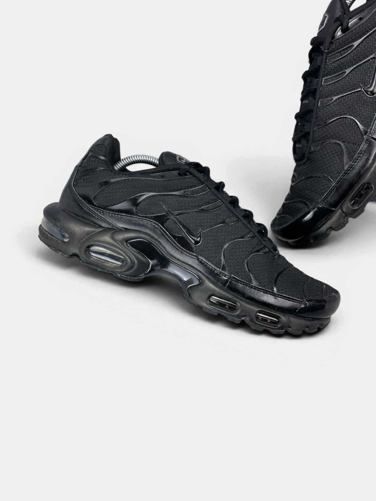 Nike Air Max Plus Triple Black — buty sportowe męskie w dobrym stanie rozmiar 44.5, zewnętrzny panel lewego buta