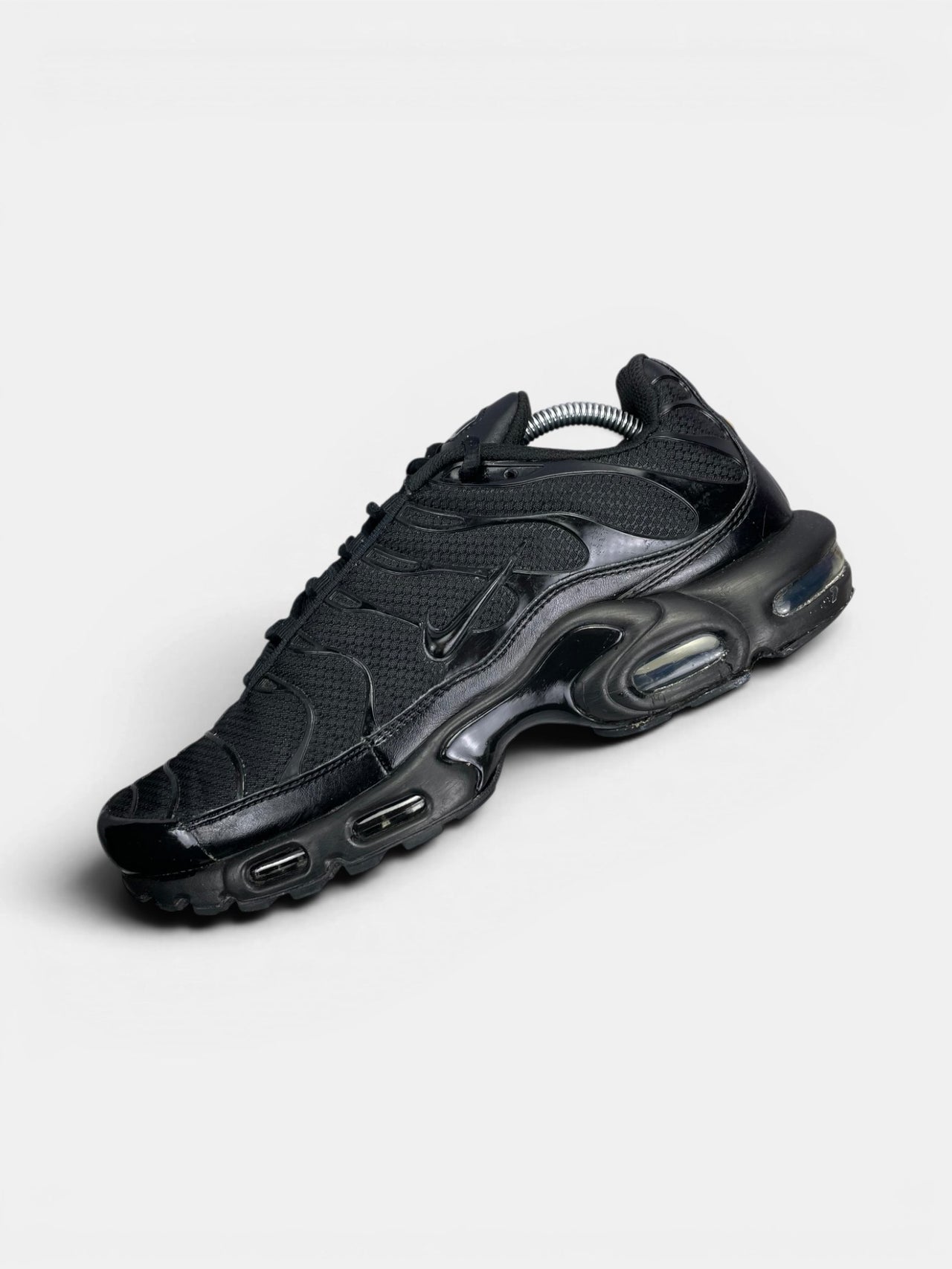 Nike Air Max Plus Triple Black — buty sportowe męskie w dobrym stanie rozmiar 44.5, widok z góry na wewnętrzną stronę butów
