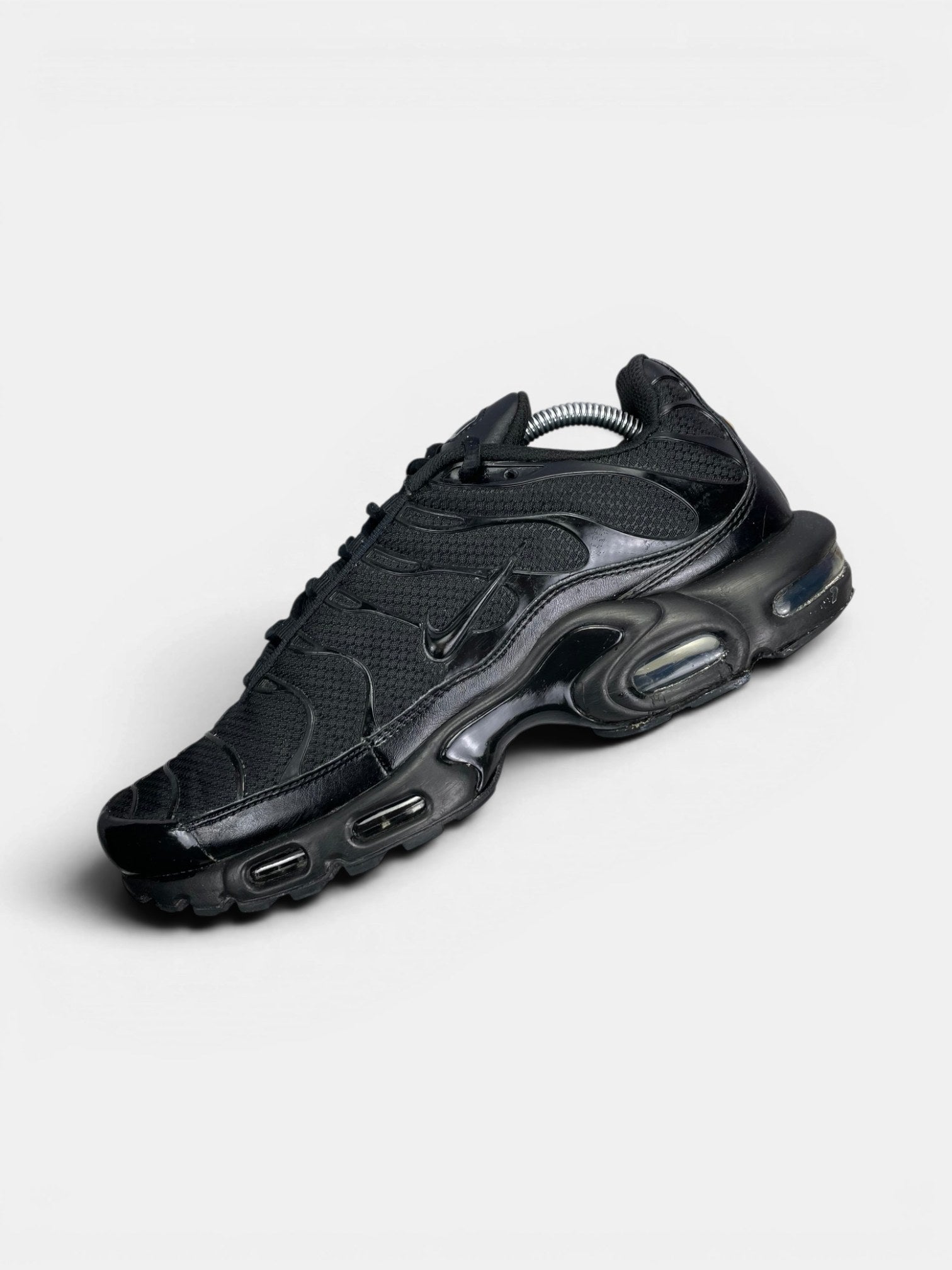 Nike Air Max Plus Triple Black — buty sportowe męskie w dobrym stanie rozmiar 44.5, widok z góry na wewnętrzną stronę butów