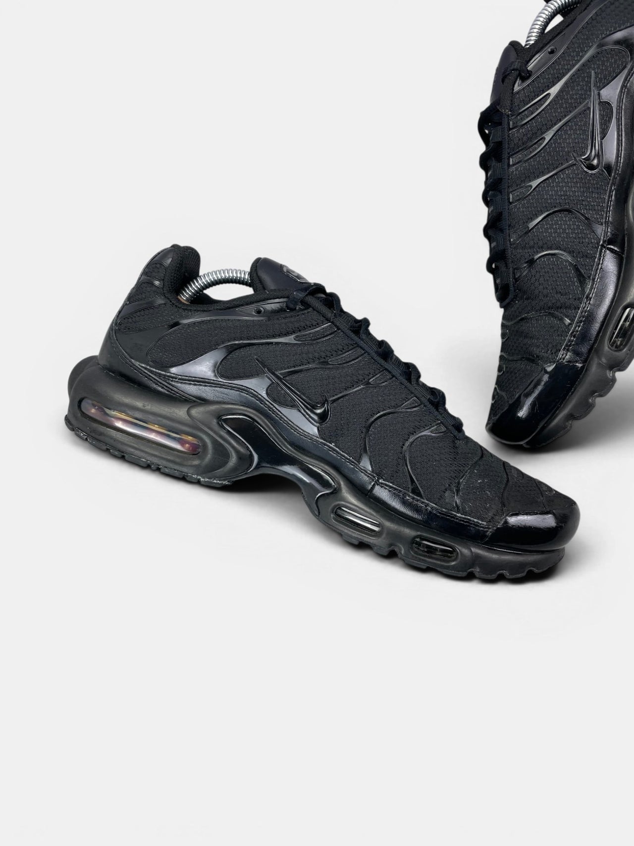 Nike Air Max Plus Triple Black — buty sportowe męskie w dobrym stanie rozmiar 44.5, wewnętrzny panel lewego buta