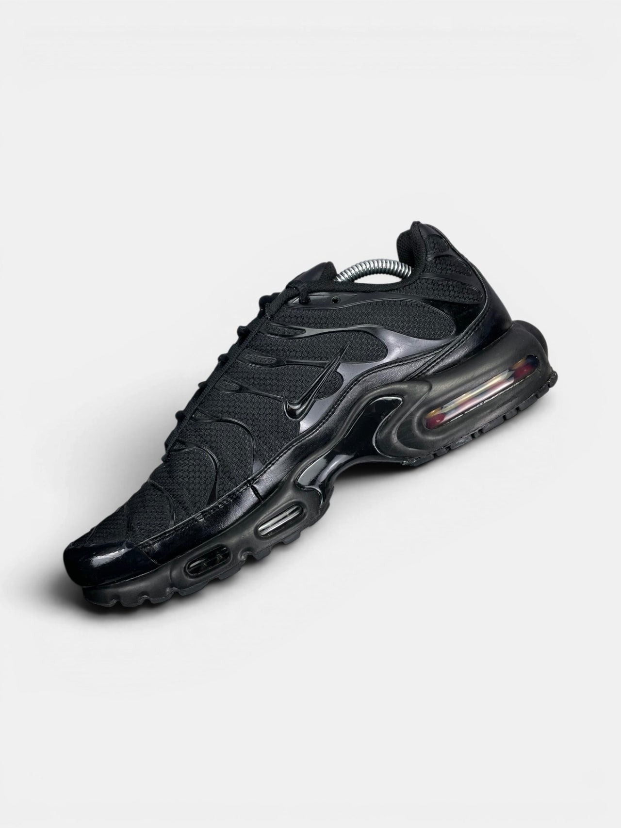 Nike Air Max Plus Triple Black — buty sportowe męskie w dobrym stanie rozmiar 44.5, wewnętrzny panel prawego buta