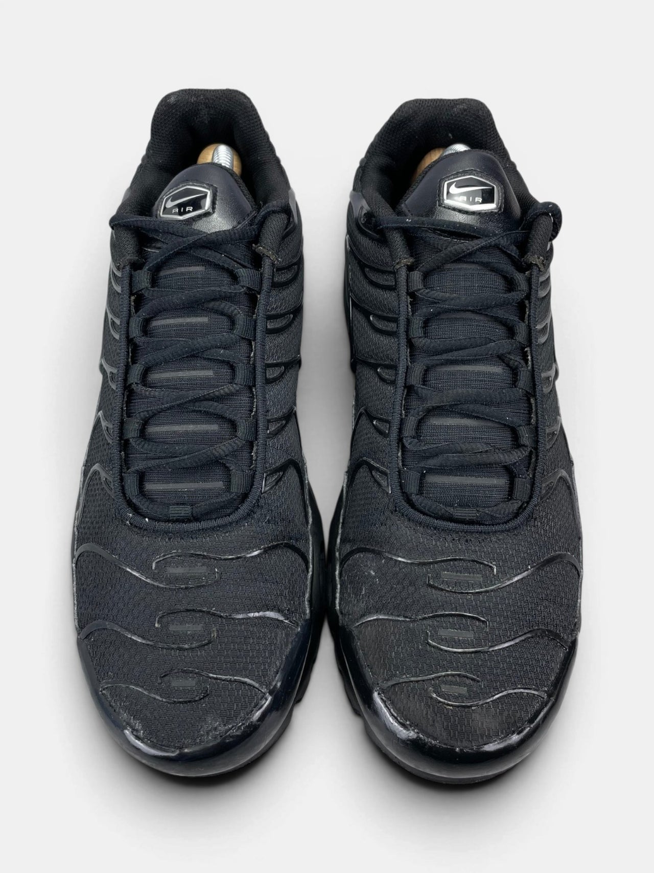 Nike Air Max Plus Triple Black — buty sportowe męskie w dobrym stanie rozmiar 44.5, widok z góry