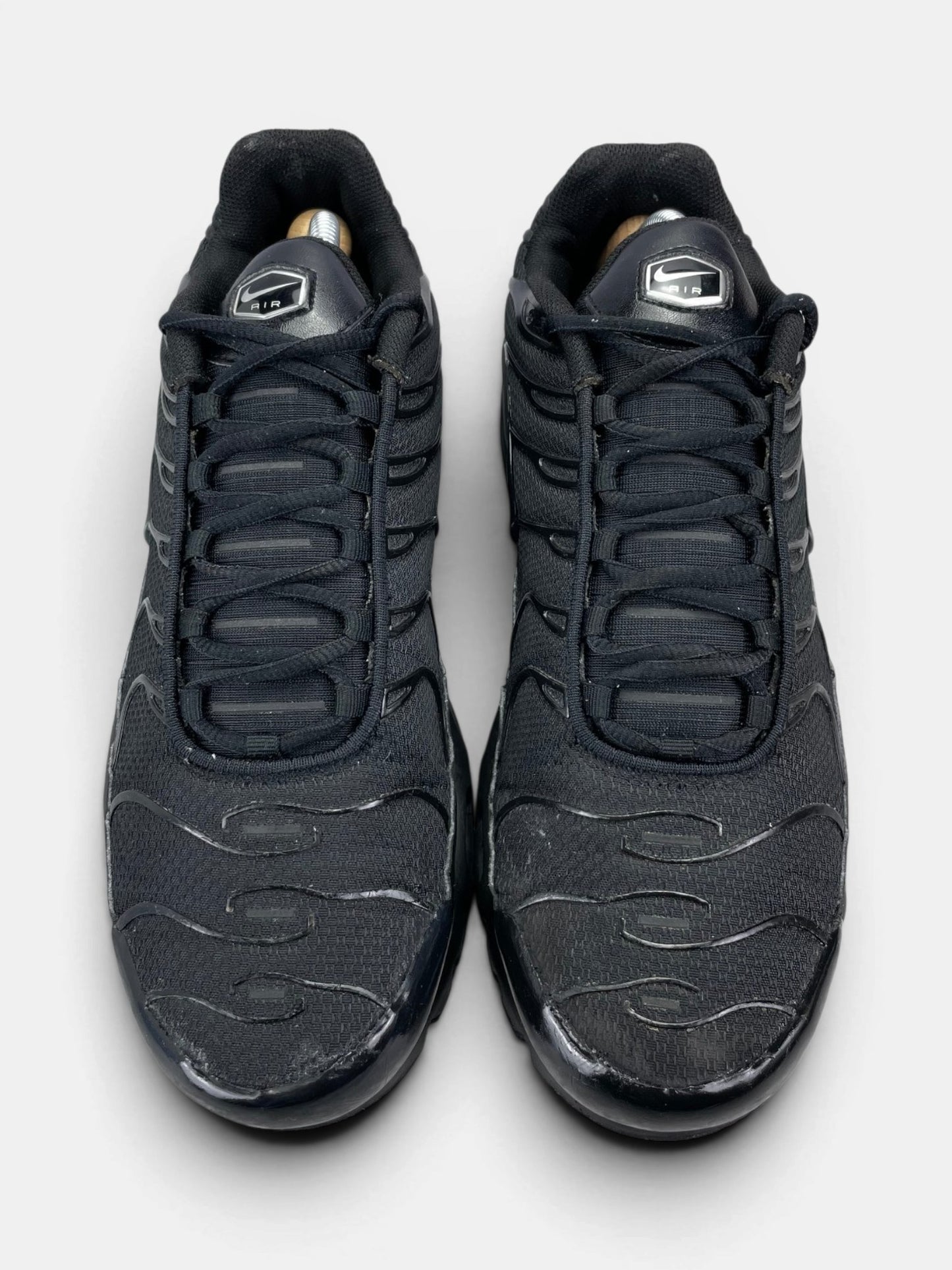 Nike Air Max Plus Triple Black — buty sportowe męskie w dobrym stanie rozmiar 44.5, widok z góry