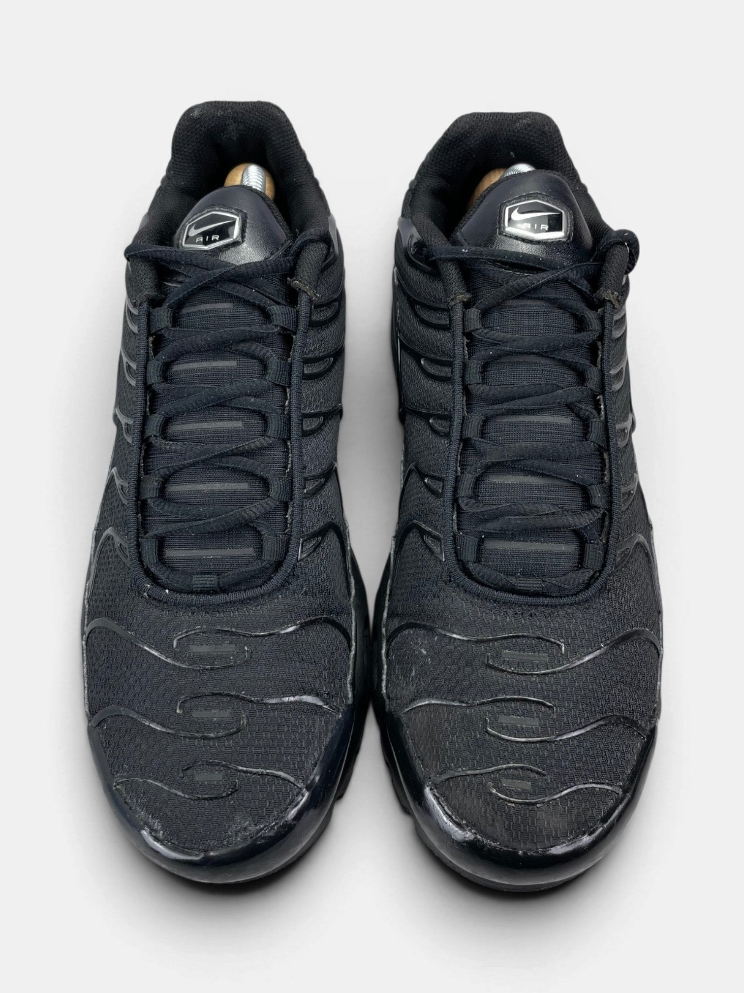 Nike Air Max Plus Triple Black — buty sportowe męskie w dobrym stanie rozmiar 44.5, widok z góry