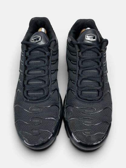 Nike Air Max Plus Triple Black — buty sportowe męskie w dobrym stanie rozmiar 44.5, widok z góry