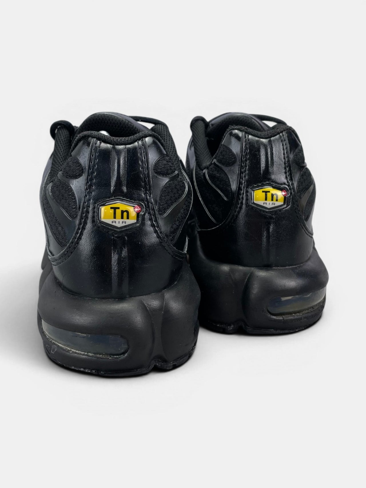 Nike Air Max Plus Triple Black — buty sportowe męskie w dobrym stanie rozmiar 44.5, widok z tyłu