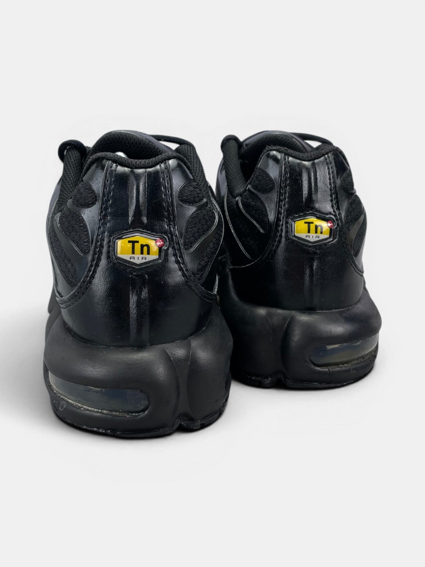 Nike Air Max Plus Triple Black — buty sportowe męskie w dobrym stanie rozmiar 44.5, widok z tyłu