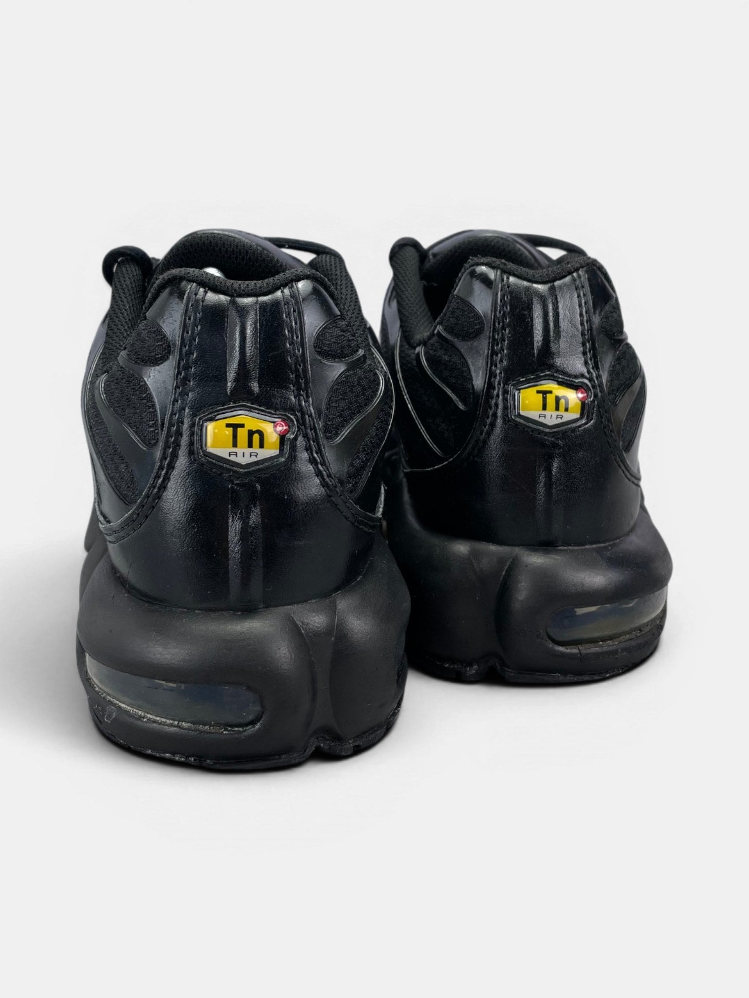 Nike Air Max Plus Triple Black — buty sportowe męskie w dobrym stanie rozmiar 44.5, widok z tyłu