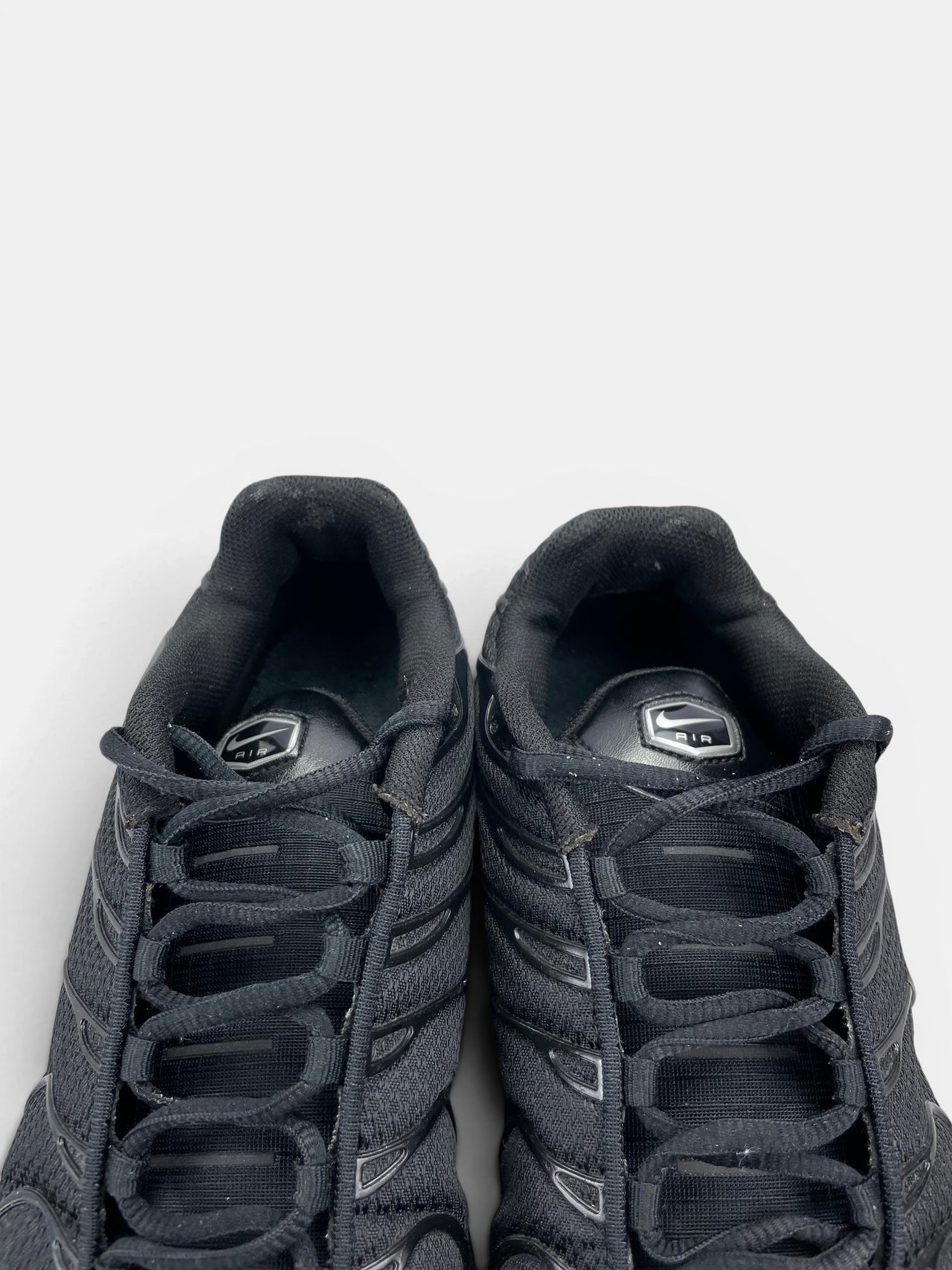 Nike Air Max Plus Triple Black — buty sportowe męskie w dobrym stanie rozmiar 44.5, zapiętki butów