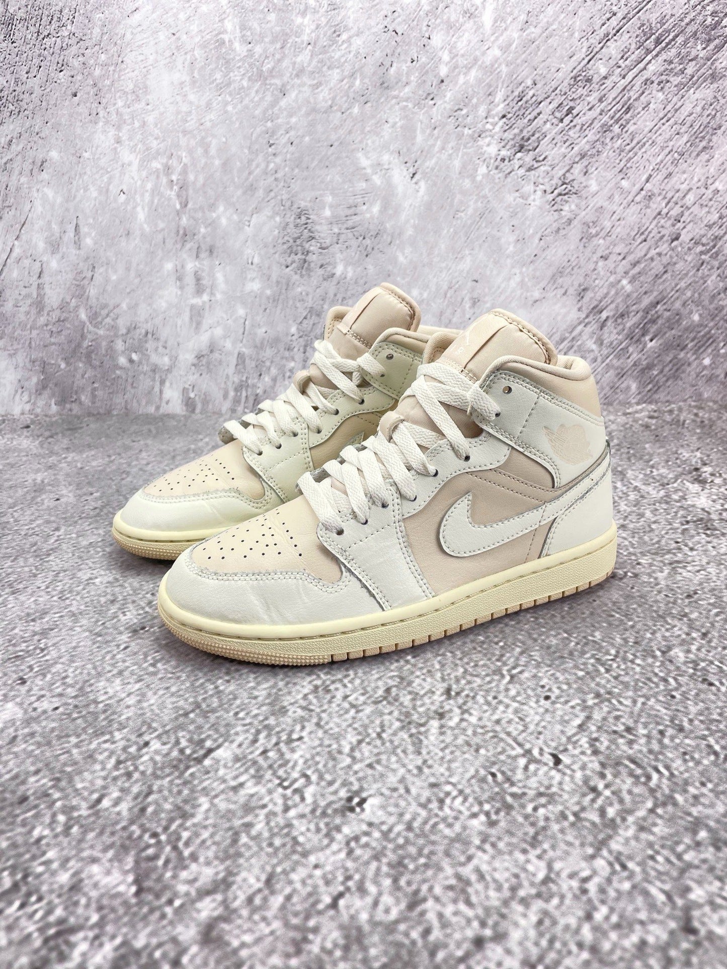 Nike Air Jordan 1 Mid — buty sportowe damskie w bardzo dobrym stanie rozmiar 37.5, widok z boku