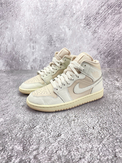 Nike Air Jordan 1 Mid — buty sportowe damskie w bardzo dobrym stanie rozmiar 37.5, widok z boku