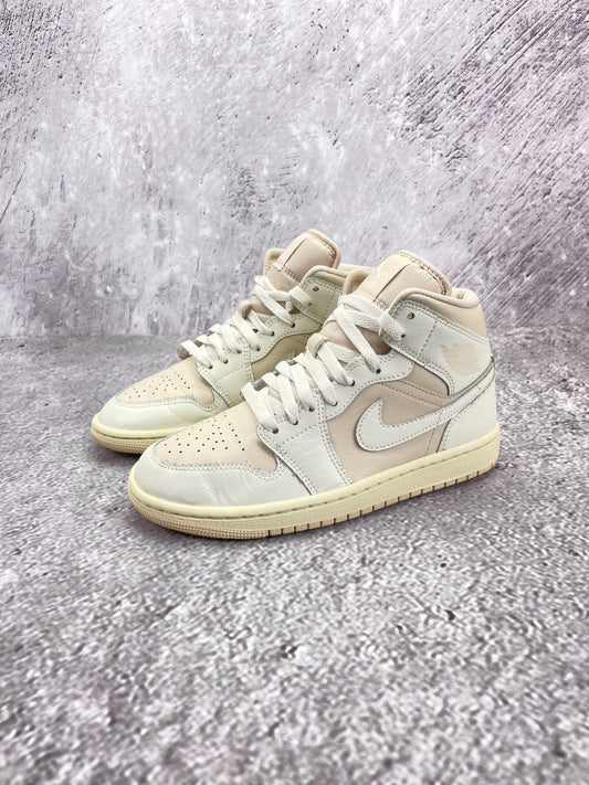 Nike Air Jordan 1 Mid — buty sportowe damskie w bardzo dobrym stanie rozmiar 37.5, widok z boku