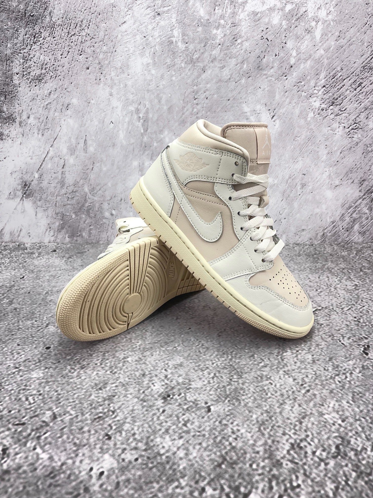 Nike Air Jordan 1 Mid — buty sportowe damskie w bardzo dobrym stanie rozmiar 37.5, boczny profil