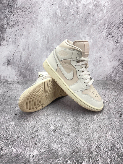 Nike Air Jordan 1 Mid — buty sportowe damskie w bardzo dobrym stanie rozmiar 37.5, boczny profil