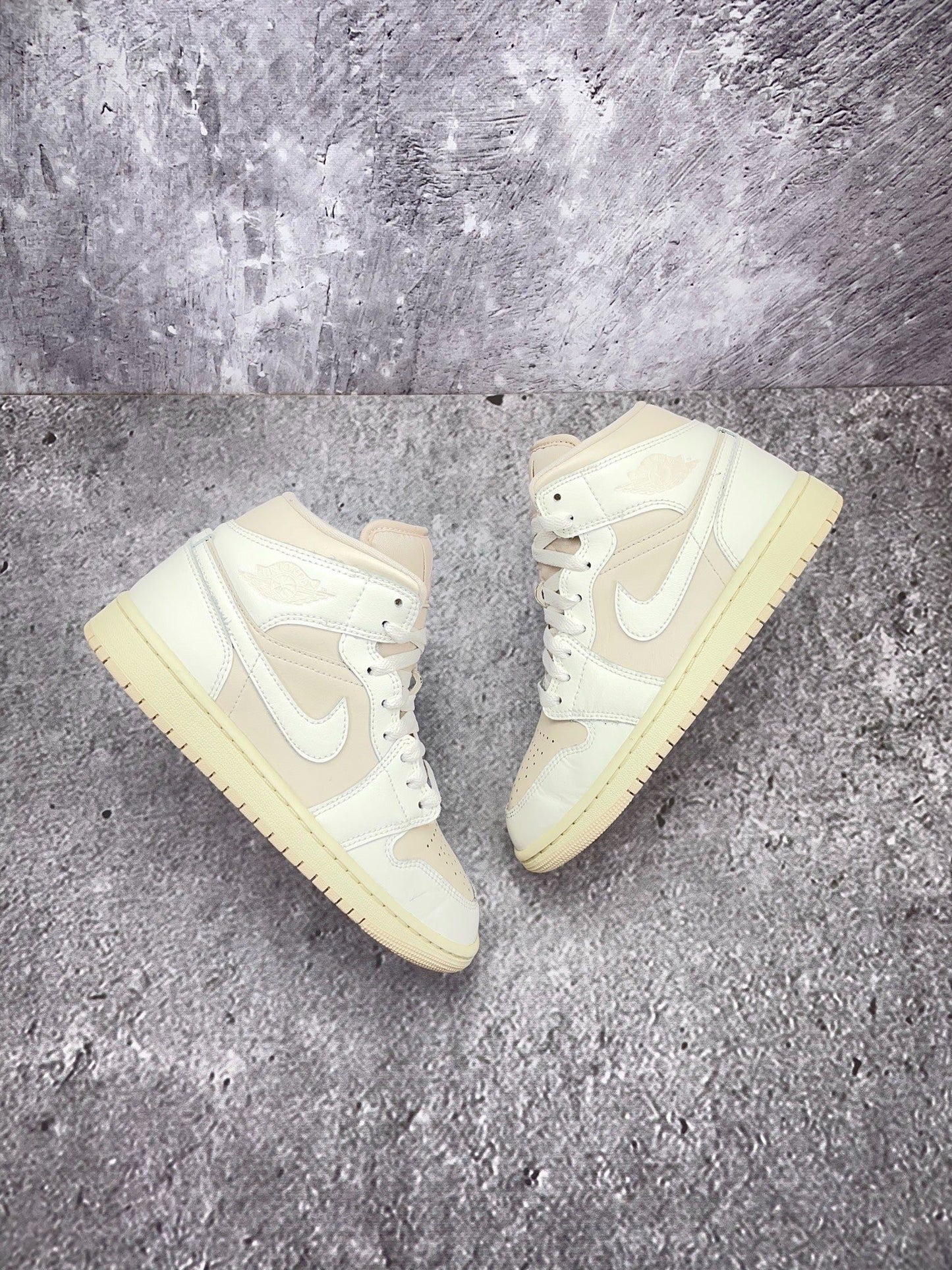 Nike Air Jordan 1 Mid — buty sportowe damskie w bardzo dobrym stanie rozmiar 37.5, widok z góry na zewnętrzną stronę butów