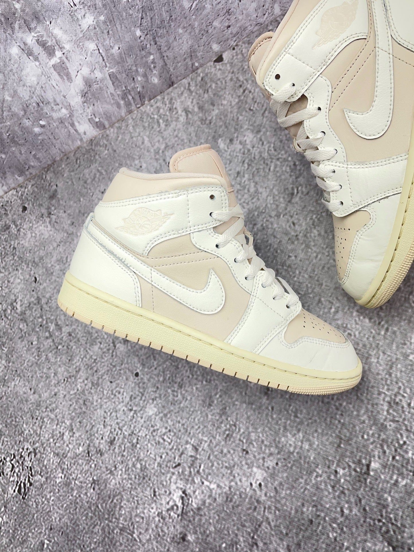 Nike Air Jordan 1 Mid — buty sportowe damskie w bardzo dobrym stanie rozmiar 37.5, zewnętrzny panel prawego buta