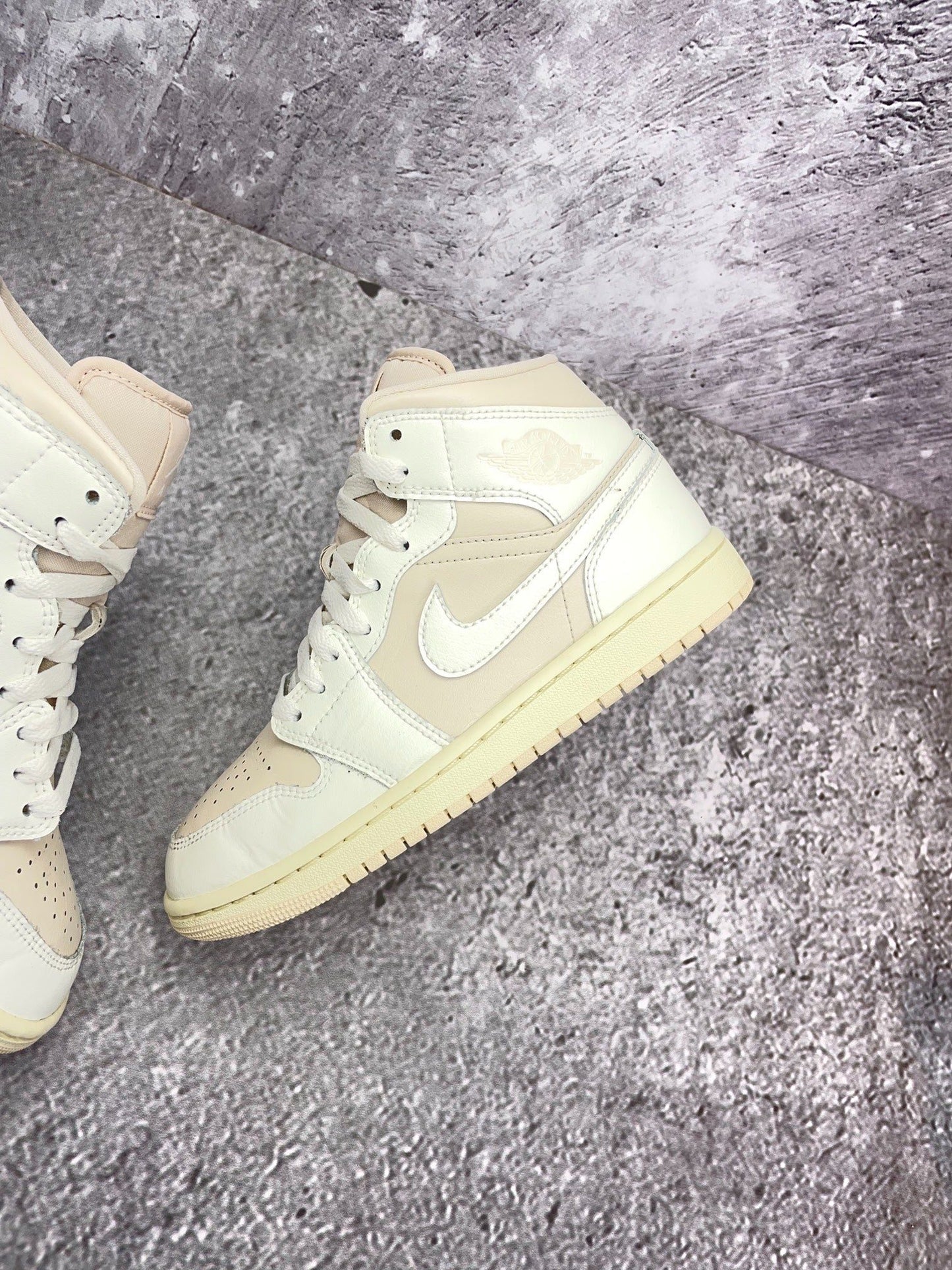 Nike Air Jordan 1 Mid — buty sportowe damskie w bardzo dobrym stanie rozmiar 37.5, zewnętrzny panel lewego buta
