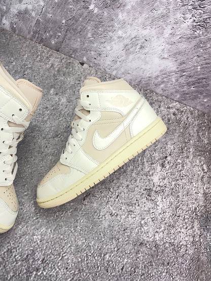 Nike Air Jordan 1 Mid — buty sportowe damskie w bardzo dobrym stanie rozmiar 37.5, zewnętrzny panel lewego buta