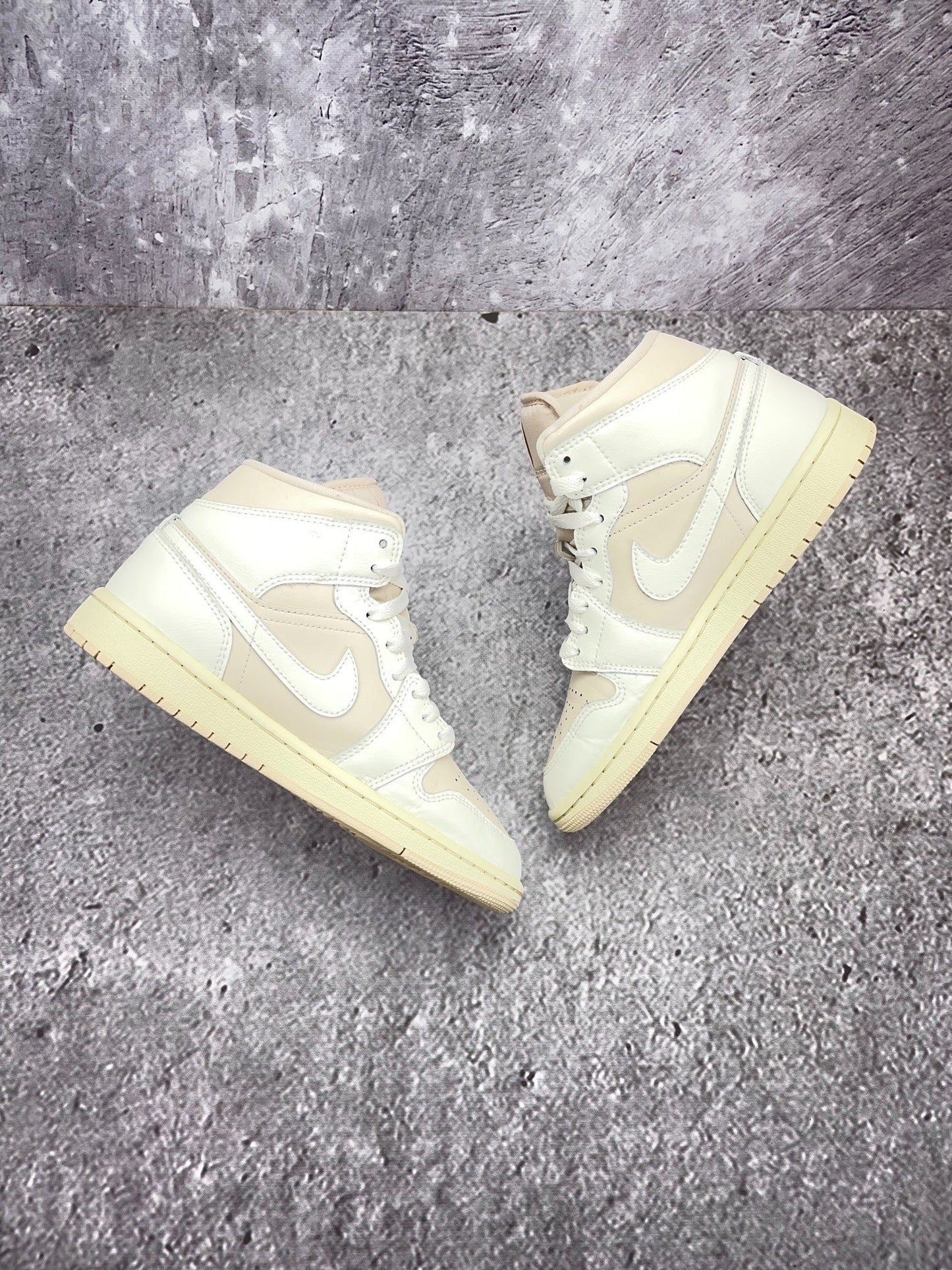 Nike Air Jordan 1 Mid — buty sportowe damskie w bardzo dobrym stanie rozmiar 37.5, widok z góry na wewnętrzną stronę butów