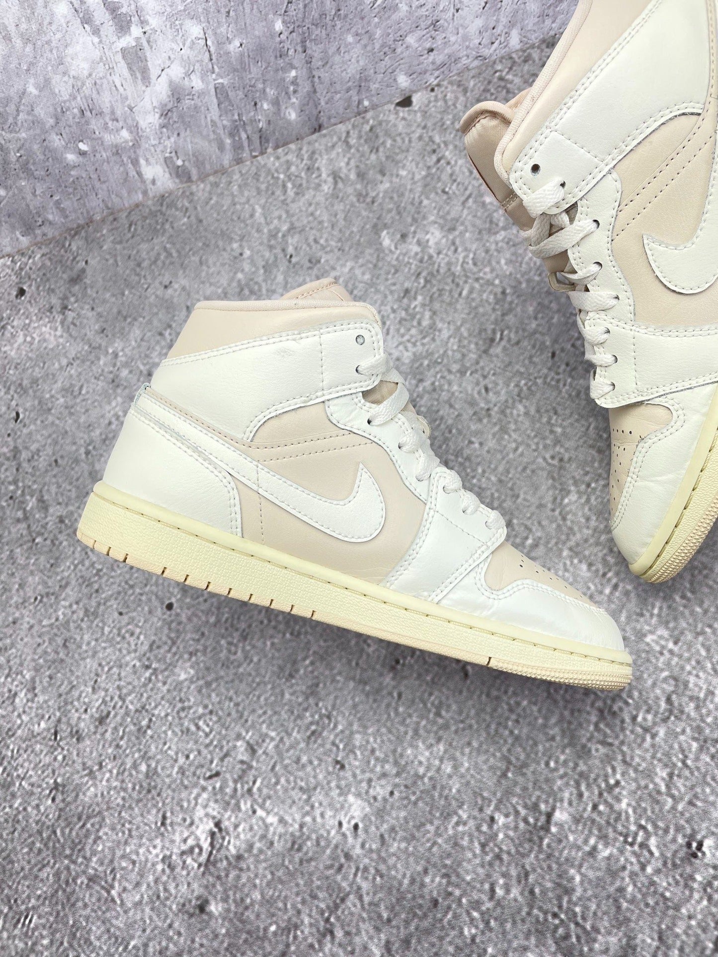 Nike Air Jordan 1 Mid — buty sportowe damskie w bardzo dobrym stanie rozmiar 37.5, wewnętrzny panel lewego buta