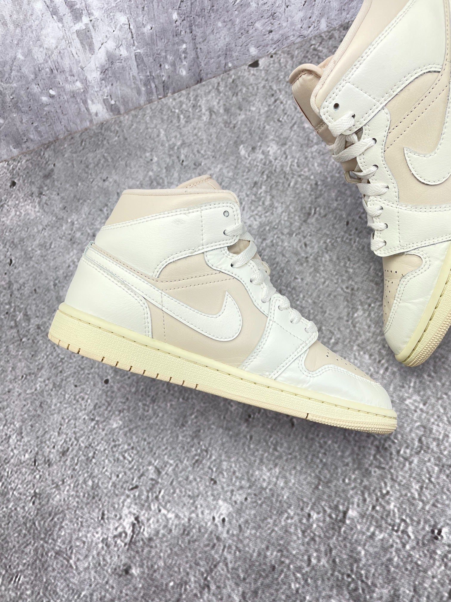 Nike Air Jordan 1 Mid — buty sportowe damskie w bardzo dobrym stanie rozmiar 37.5, wewnętrzny panel lewego buta