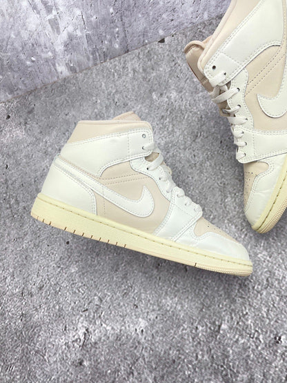 Nike Air Jordan 1 Mid — buty sportowe damskie w bardzo dobrym stanie rozmiar 37.5, wewnętrzny panel lewego buta