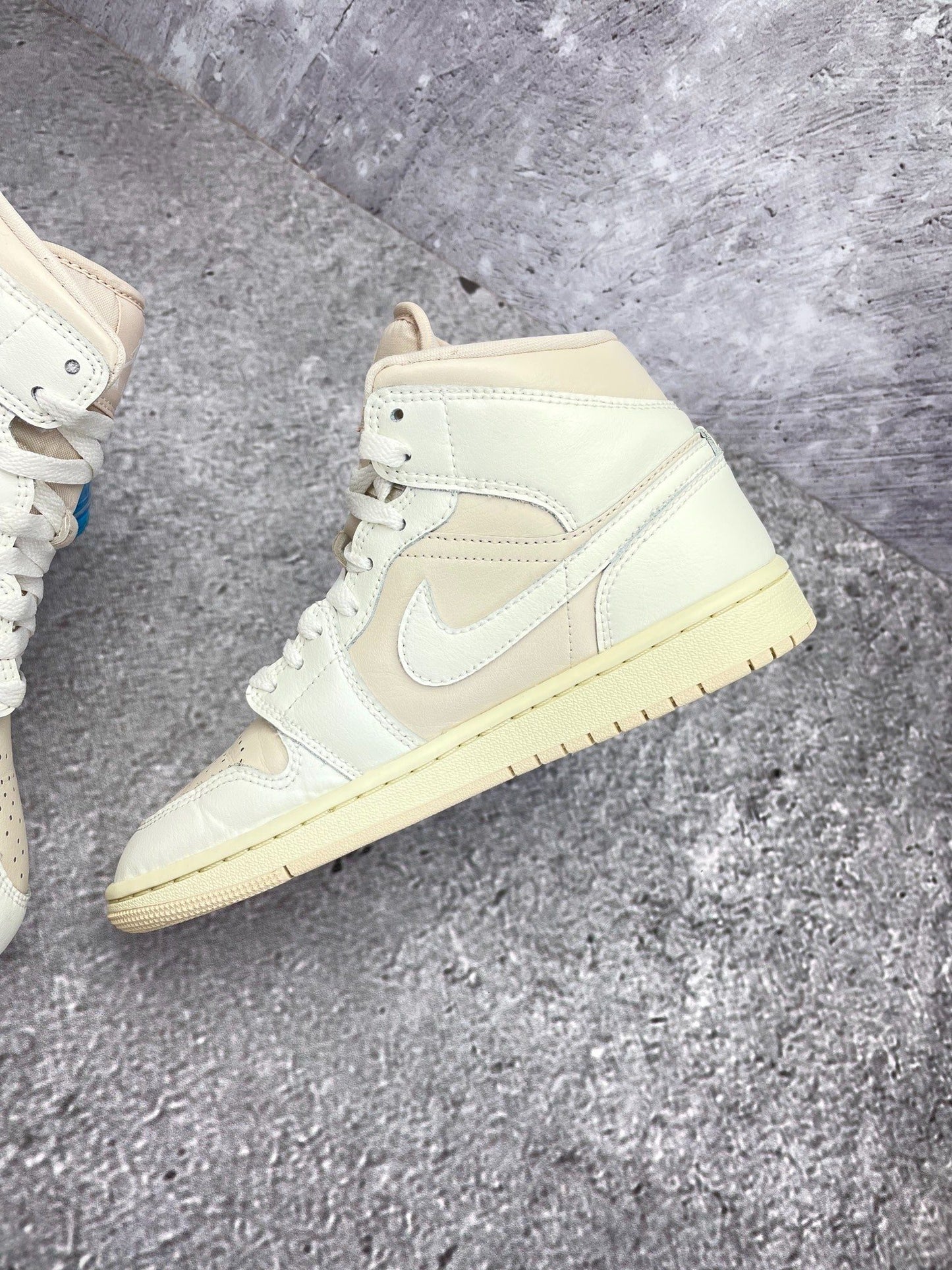 Nike Air Jordan 1 Mid — buty sportowe damskie w bardzo dobrym stanie rozmiar 37.5, wewnętrzny panel prawego buta